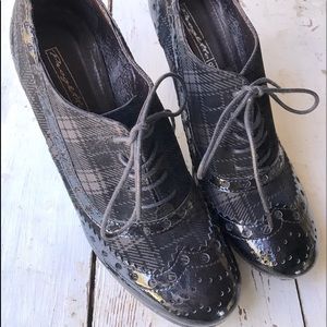 Progetto patent and sueded spectator style print heels